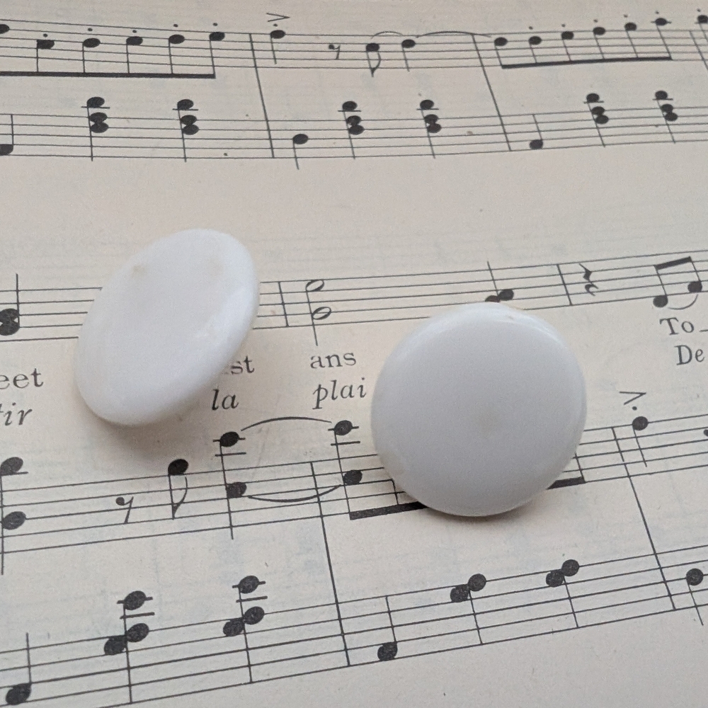 Elegant White Vintage Round Earringd